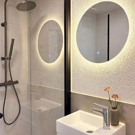 Modernes Zentrum Nahe Hockenheimring Mit 2 Betten, Wlan & Kitchenette Apartamento *